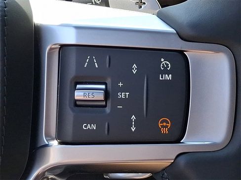New 2025 Land Rover Discovery Dynamic SE image 19