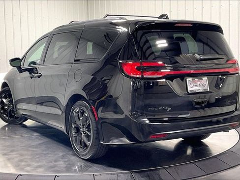 Used 2025 Chrysler Pacifica Limited FWD image 12