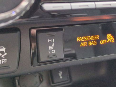 Used 2021 Toyota RAV4 XLE w/ Convenience Package image 23