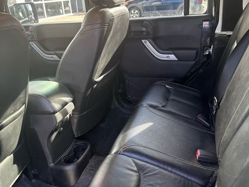Used 2015 Jeep Wrangler Unlimited Rubicon AWD/4WD image 7
