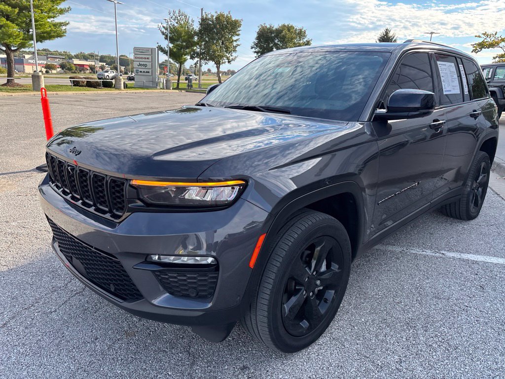 Used 2023 Jeep Grand Cherokee Limited w/ Luxury Tech Group II RWD image 4