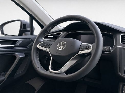 Used 2023 Volkswagen Tiguan SE FWD image 16