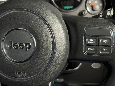 Used 2015 Jeep Wrangler Unlimited Rubicon w/ Connectivity Group AWD/4WD image 26