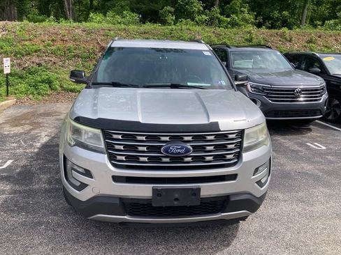 Used 2017 Ford Explorer XLT w/ Equipment Group 201A AWD/4WD image 2