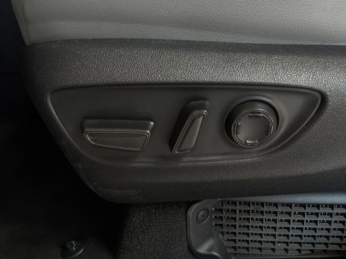 Used 2026 Toyota Sienna XLE FWD image 11