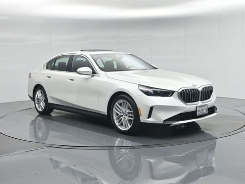 Used 2025 BMW 530i xDrive w/ Premium Package image 60