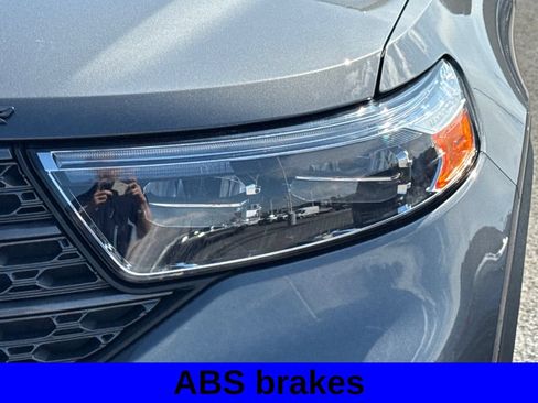 Used 2023 Ford Explorer XLT w/ Equipment Group 202A AWD/4WD image 17