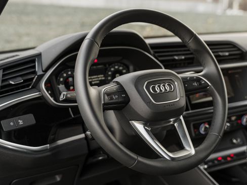 Certified 2025 Audi Q3 2.0T Premium w/ Convenience Package image 10