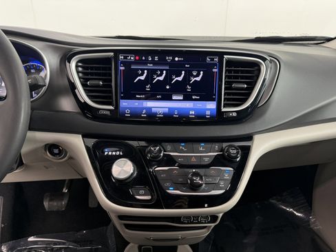 Used 2024 Chrysler Pacifica Touring-L FWD image 20