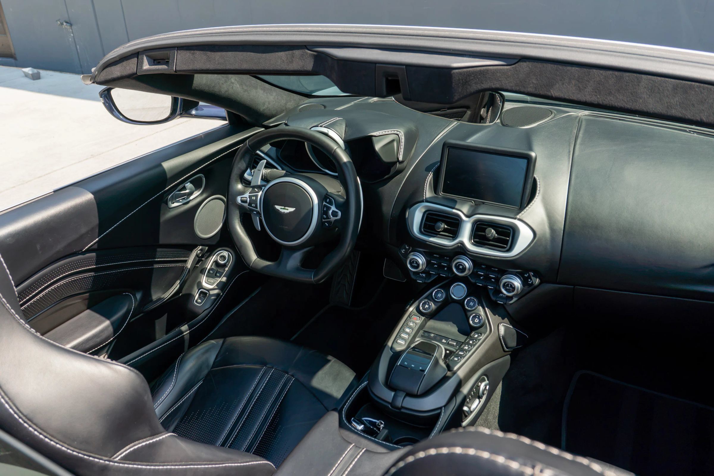 Used 2022 Aston Martin V8 Vantage Roadster RWD image 62