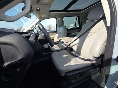 Used 2025 Ford Expedition Active image 30