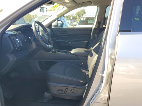 Used 2024 Nissan Pathfinder SV image 19