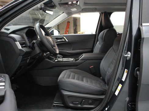 New 2026 Mitsubishi Outlander SE image 6