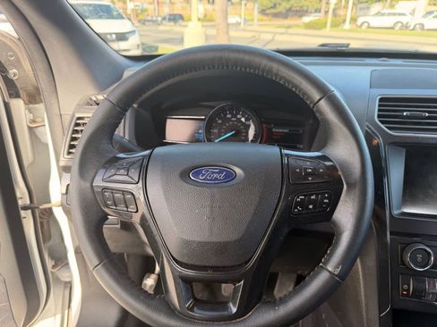 Used 2018 Ford Explorer XLT w/ Equipment Group 201A AWD/4WD image 19