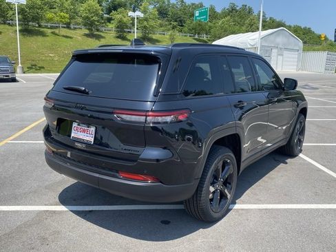 New 2025 Jeep Grand Cherokee Limited w/ Black Appearance Package image 8