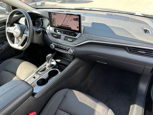 Used 2024 Nissan Altima 2.5 SV w/ SV Premium Package image 9