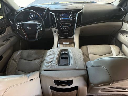 Used 2019 Cadillac Escalade ESV Luxury RWD image 18