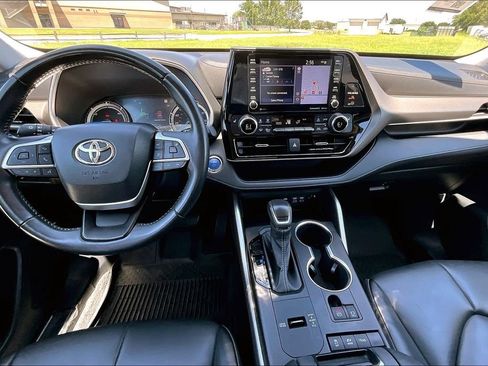 Used 2022 Toyota Highlander XLE AWD/4WD image 14
