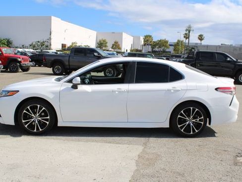 Used 2018 Toyota Camry SE FWD image 7