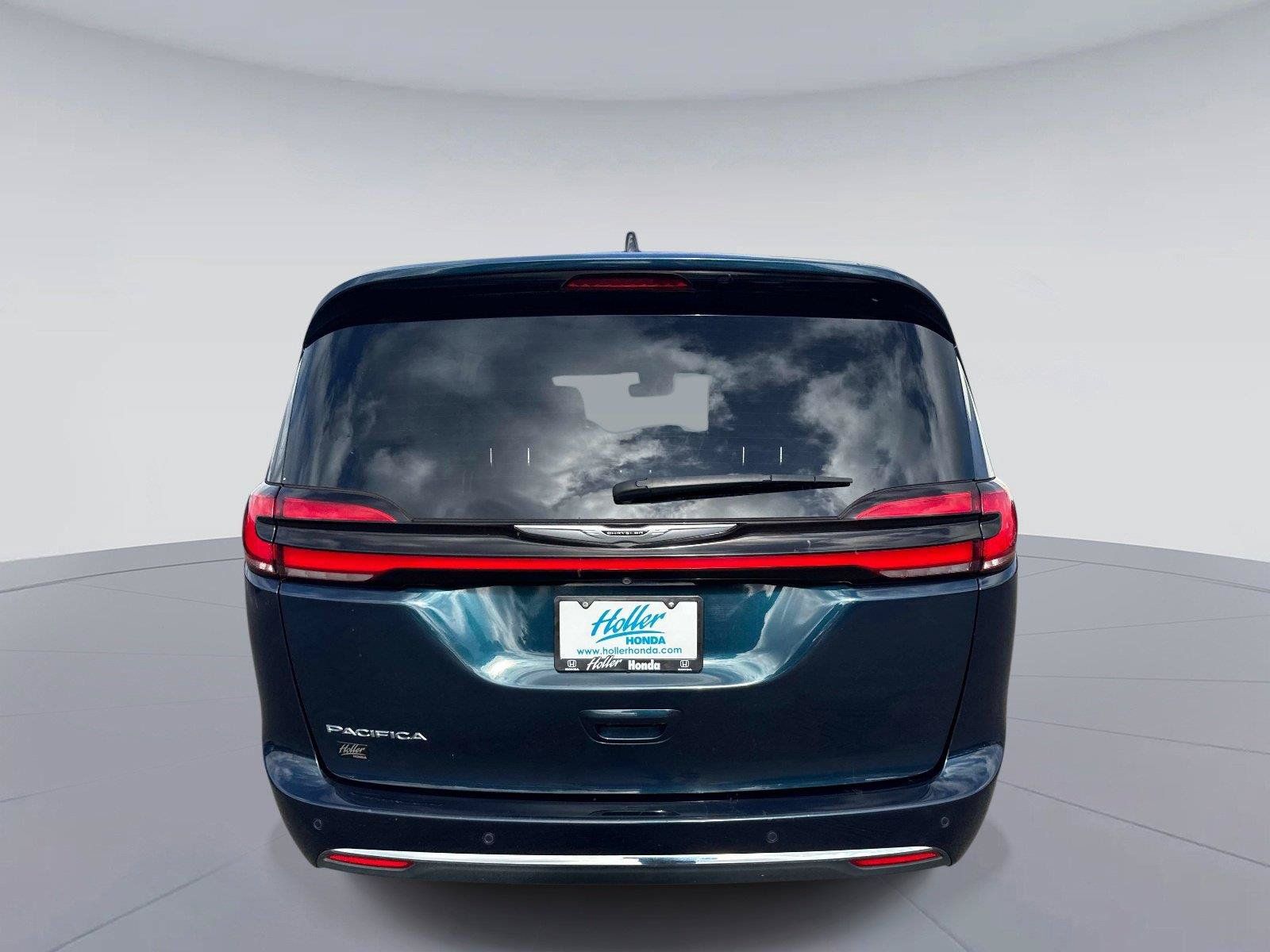 Used 2023 Chrysler Pacifica Touring-L FWD image 5