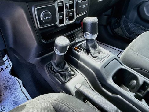 Certified 2022 Jeep Wrangler Unlimited Sport w/ Sun And Sound Package AWD/4WD image 18
