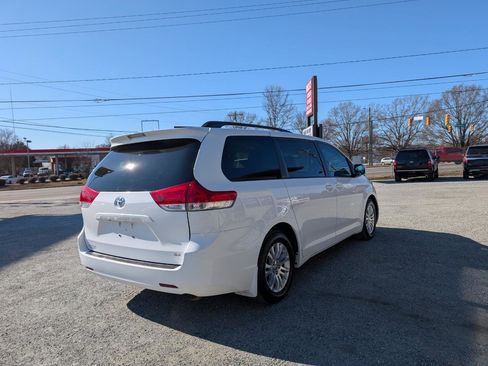 Used 2014 Toyota Sienna XLE image 7