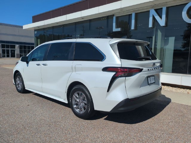 Used 2022 Toyota Sienna XLE FWD image 4