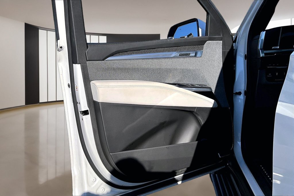 Certified 2025 Cadillac Escalade V AWD/4WD image 18