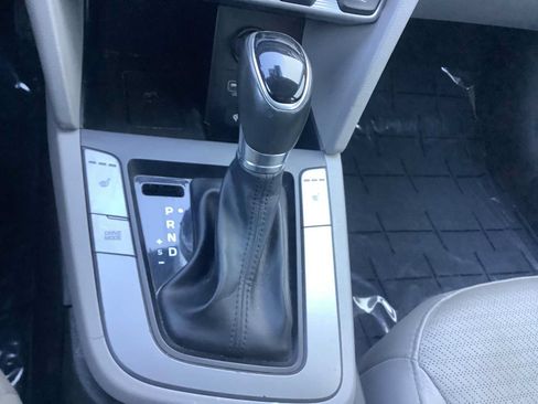 Used 2020 Hyundai Elantra Limited FWD image 18