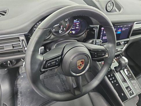 Certified 2025 Porsche Macan image 4