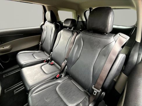 Used 2025 Kia Carnival FWD image 22