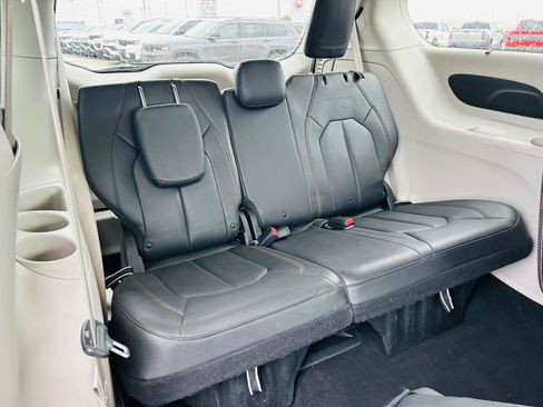 Used 2017 Chrysler Pacifica Touring-L FWD image 30