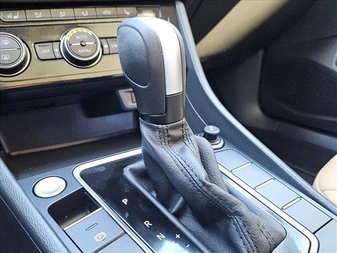 Used 2020 Volkswagen Jetta SE w/ SE Cold Weather Package image 12