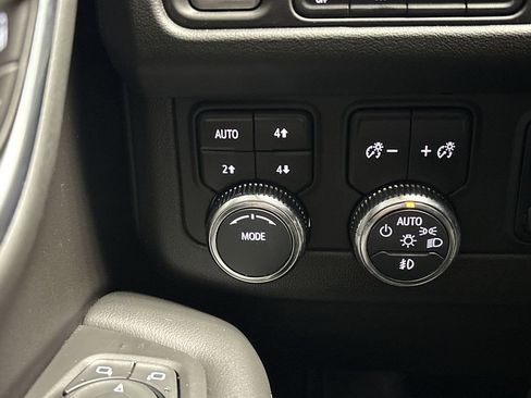 Used 2024 GMC Yukon SLT w/ SLT Luxury Package image 59