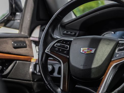 Used 2018 Cadillac Escalade ESV Luxury RWD image 16