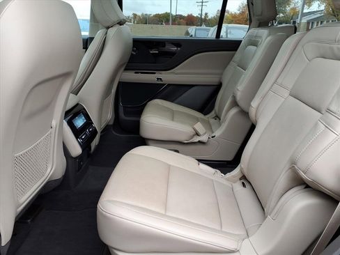Certified 2023 Lincoln Aviator Reserve w/ Equipment Group 201A image 7