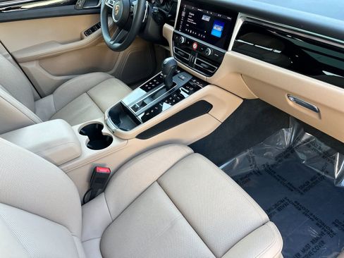 Certified 2025 Porsche Macan AWD/4WD image 17