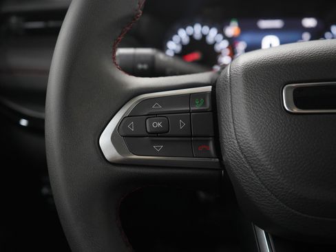 Used 2025 Jeep Compass Trailhawk AWD/4WD image 25