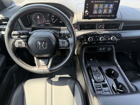 Used 2025 Honda Pilot TrailSport image 14