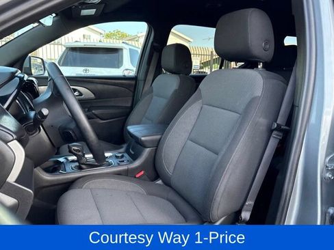 Used 2023 Chevrolet Traverse LT FWD image 6
