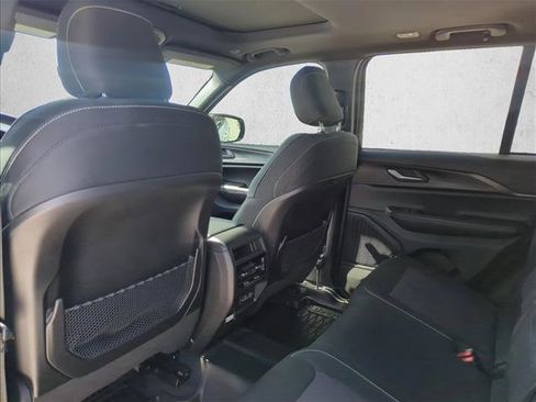Used 2025 Jeep Grand Cherokee Laredo w/ Luxury Tech Group I RWD image 17