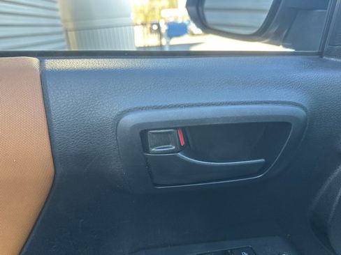 Used 2020 Toyota Tacoma SR5 image 12