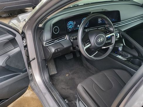 Used 2025 Hyundai Elantra SEL FWD image 3