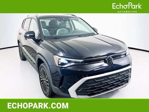 Used 2025 Volkswagen Taos SE FWD image 1