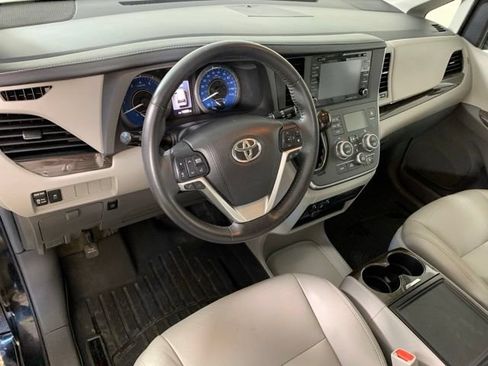 Used 2018 Toyota Sienna XLE FWD image 19