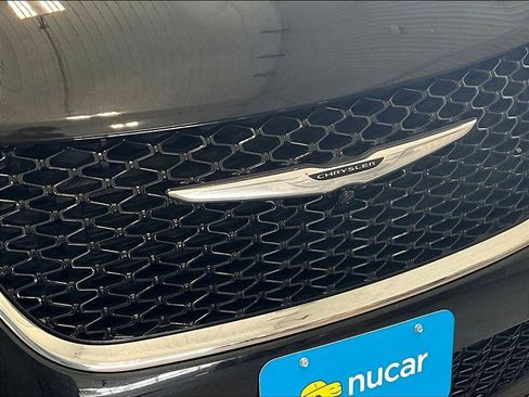 Used 2023 Chrysler Pacifica Touring-L image 31