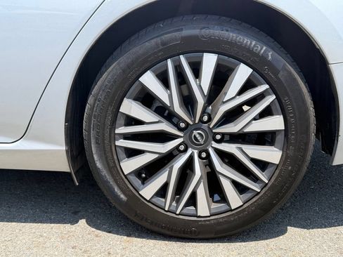 Used 2024 Nissan Altima 2.5 SV FWD image 11