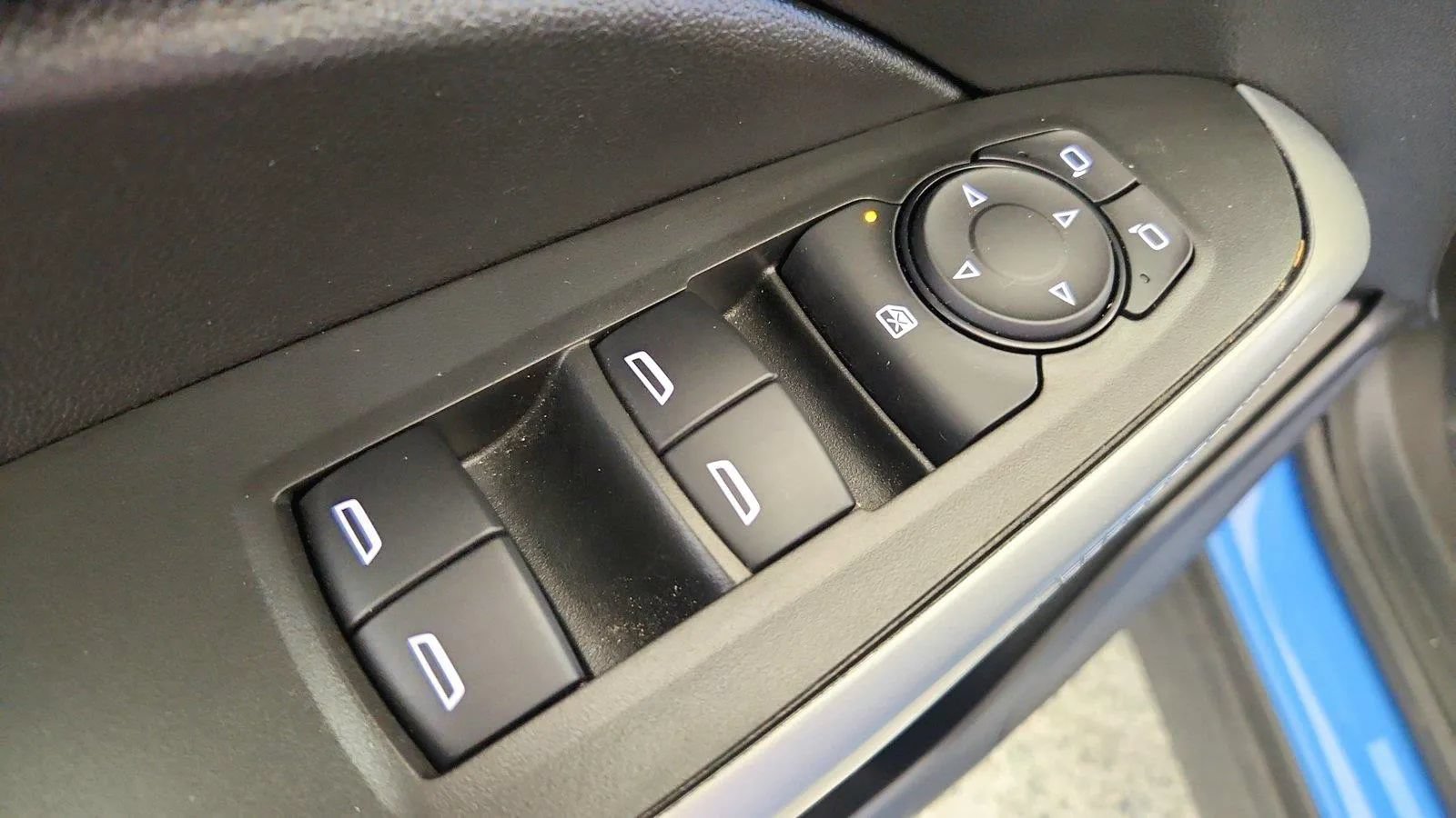 Used 2024 Chevrolet Trax RS w/ Sunroof Package FWD image 23