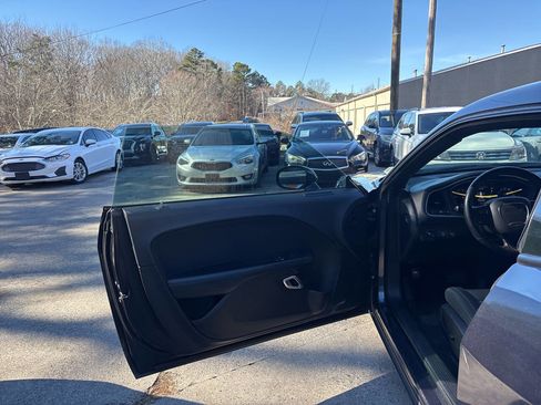Used 2019 Dodge Challenger SXT w/ Blacktop Package image 8