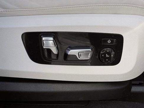 Used 2025 BMW X7 M60i w/ Climate Comfort Package image 25
